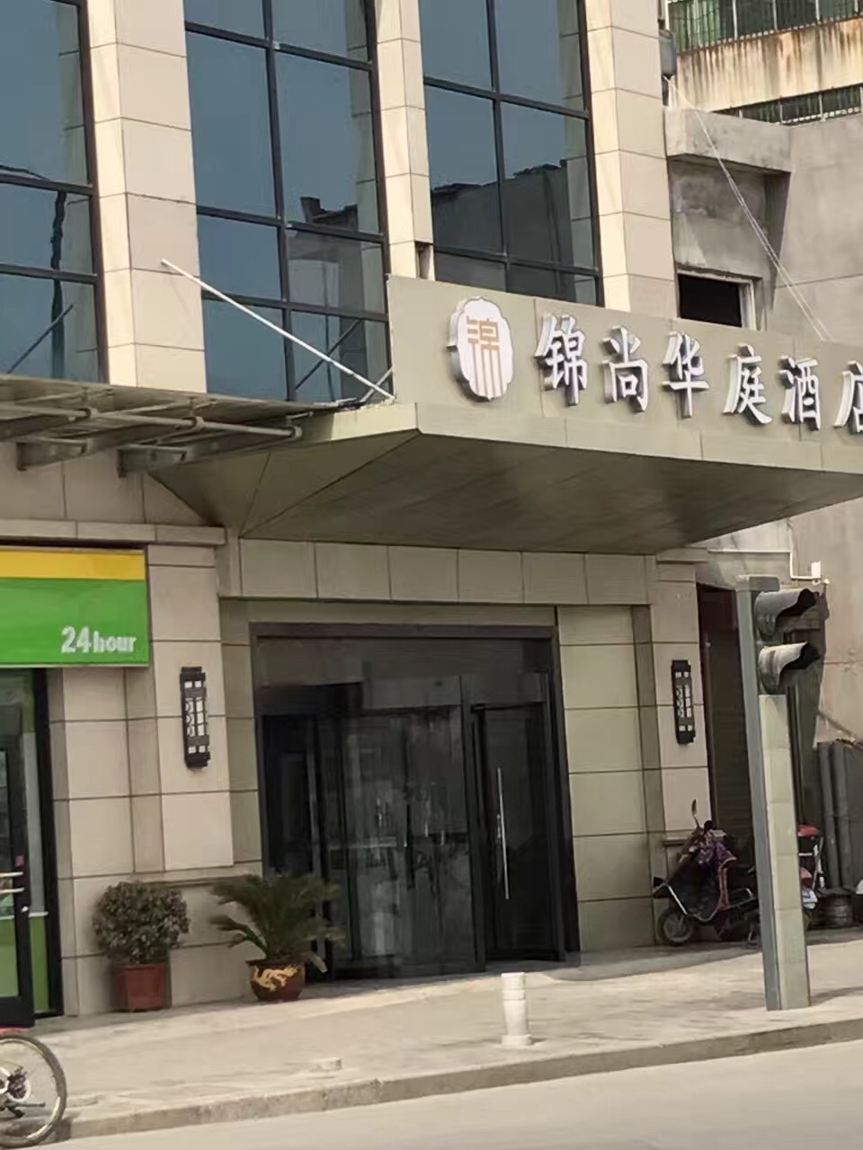長安區(qū)中旋轉(zhuǎn)門，玻璃幕墻成功安裝完畢